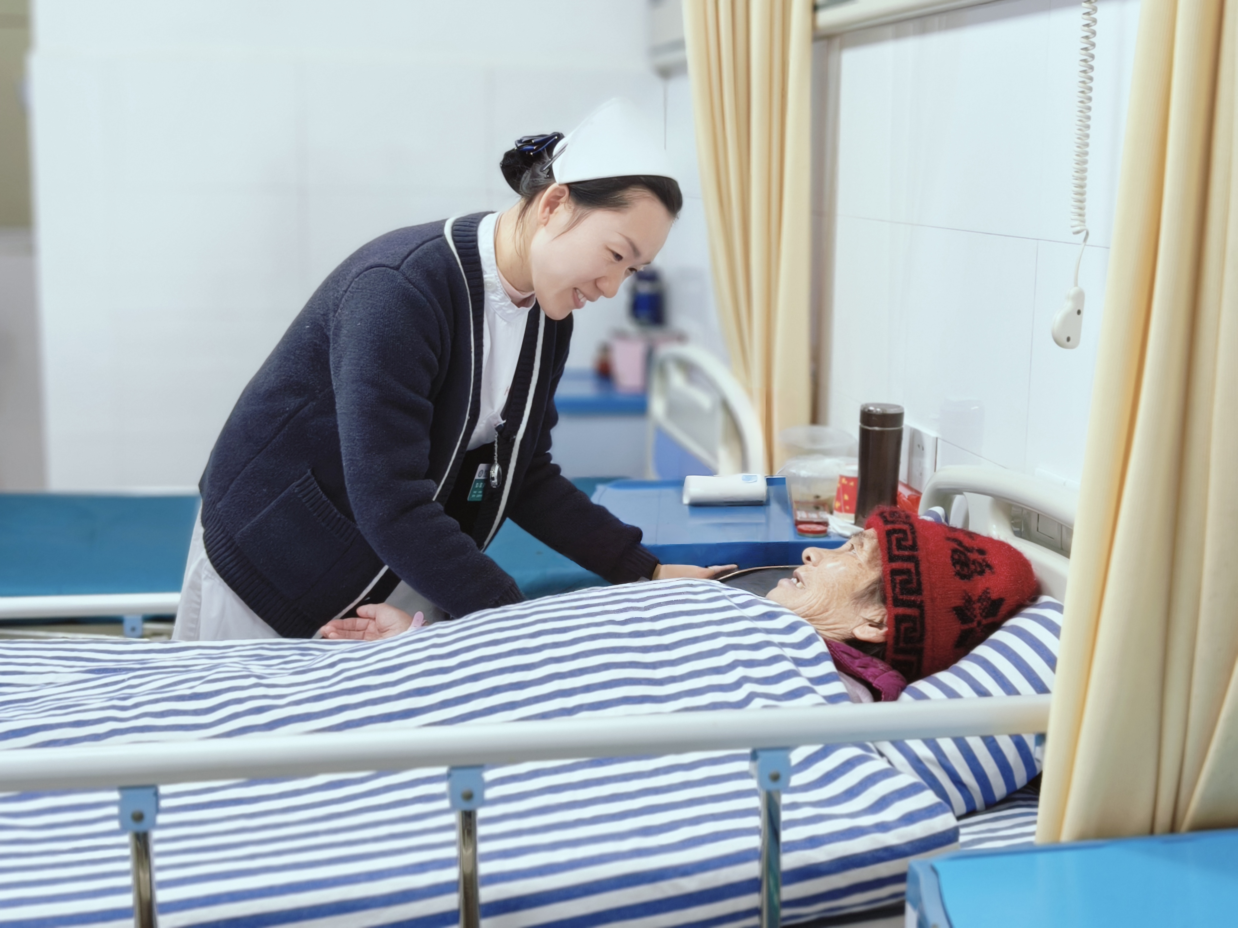 光影温情：病房里的守护旋律.jpg